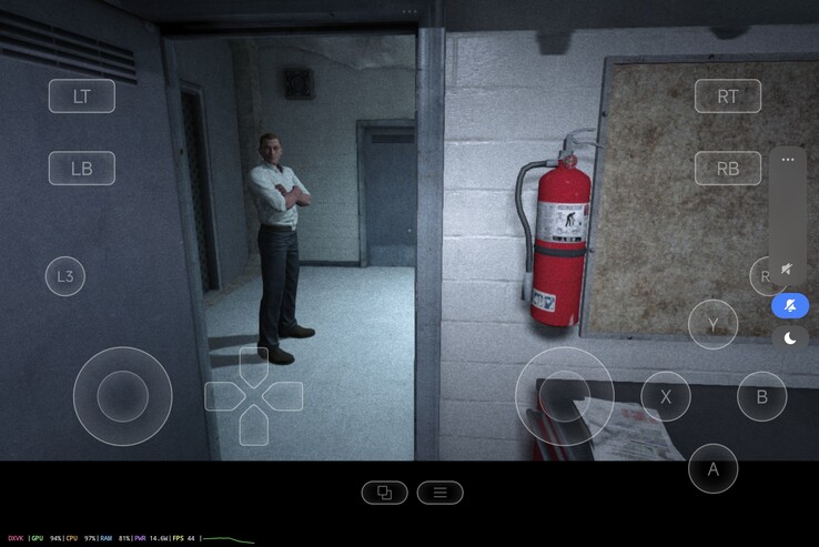 In de in-game overlay linksonder kunt u zien dat Outlast meer dan 40 FPS kan bereiken. (Screenshot: Marc Zander, Notebookcheck)