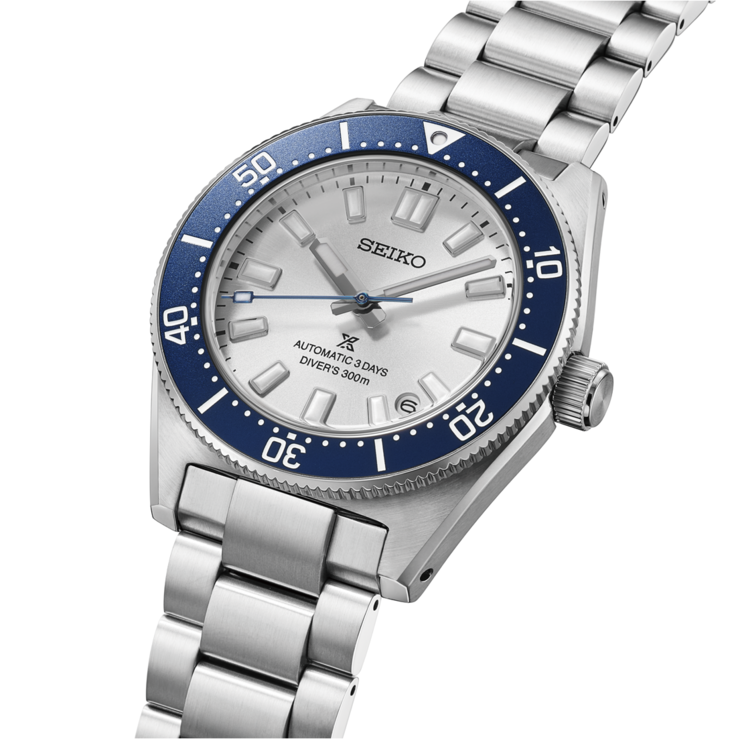 ont-facing afbeelding van het Seiko Prospex HBB001 duikhorloge met een dual-tone blauwe lunette, zilver-witte wijzerplaat en roestvrijstalen horlogeband.