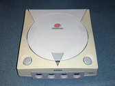 Een foto van een vergeelde Sega Dreamcast console (beeldbron: Tech Tangents YT)
