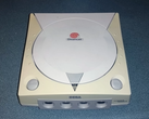 Een foto van een vergeelde Sega Dreamcast console (beeldbron: Tech Tangents YT)