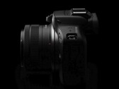 De Canon EOS R100 richt zich met zijn beperkte mogelijkheden en oude hardware op de ultrabudget spiegelloze cameramarkt. (Beeldbron: Canon)