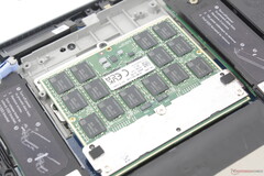 Verwijderbare 128 GB CAMM2 RAM-module voor de Dell Pro Max 16 Plus (Afbeelding bron: Notebookcheck)