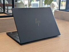 De grotere batterij, het 60 Hz IPS-beeldscherm met lagere resolutie en de energiezuinige Lunar Lake CPU dragen allemaal bij aan een merkbaar langere batterijlevensduur (Afbeelding bron: Notebookcheck)