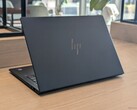 De grotere batterij, het 60 Hz IPS-beeldscherm met lagere resolutie en de energiezuinige Lunar Lake CPU dragen allemaal bij aan een merkbaar langere batterijlevensduur (Afbeelding bron: Notebookcheck)