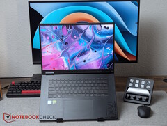 Gigabyte Gaming A16 Pro naast de Stream Deck+