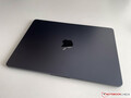 De Apple MacBook Air M2 in de nieuwe kleur Midnight is blijkbaar gevoelig voor krassen en schuurplekken (Afbeelding: Notebookcheck)