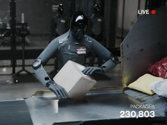 Een screenshot van de livestream toont de Figuur AI 03 die pakketten sorteert.