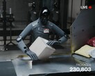 Een screenshot van de livestream toont de Figuur AI 03 die pakketten sorteert.