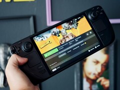 Een hand die een Steam Deck OLED vasthoudt (Afbeelding bron: Georgiy Lyamin via Unsplash; bijgesneden)