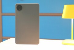 De behuizing is nogal onspectaculair, maar Xiaomi installeert een krachtige batterij en een helder beeldscherm (Afbeelding bron: Notebookcheck)