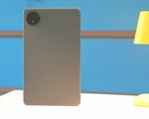 De behuizing is nogal onspectaculair, maar Xiaomi installeert een krachtige batterij en een helder beeldscherm (Afbeelding bron: Notebookcheck)