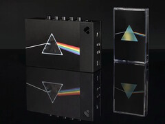 De We Are Rewind x Pink Floyd Collector’s Box-set bevat een cassettespeler in beperkte oplage en de uitgave ter gelegenheid van het 50-jarig jubileum van The Dark Side of the Moon.