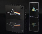 De We Are Rewind x Pink Floyd Collector’s Box-set bevat een cassettespeler in beperkte oplage en de uitgave ter gelegenheid van het 50-jarig jubileum van The Dark Side of the Moon.