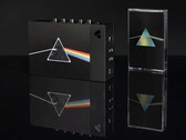 De We Are Rewind x Pink Floyd Collector’s Box-set bevat een cassettespeler in beperkte oplage en de uitgave ter gelegenheid van het 50-jarig jubileum van The Dark Side of the Moon.