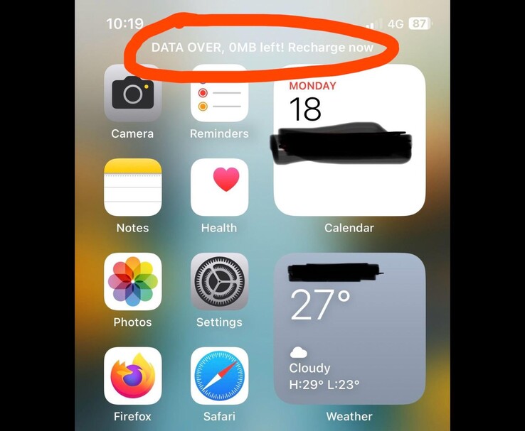 iPhone-homescherm met "DATA OVER, 0MB over! Nu herladen" waarschuwing (Afb.bron: Reddit/r/ios via u/grmln_rsn)