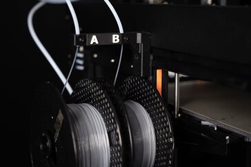 Twee spoelen voor vloeibaar filament worden gebruikt voor tweedelige materialen zoals siliconen (Afbeelding bron: Prusa)