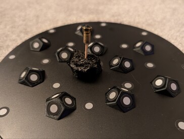 Gebroken spuitstuk op draaitafel met markeerstiften