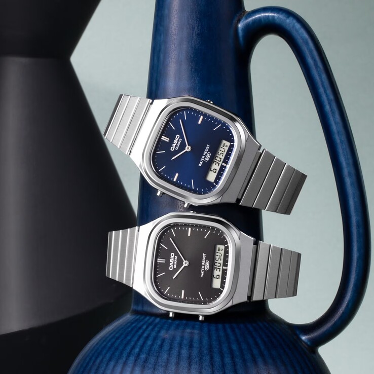 De Casio AQ-240E-2A2 en de AQ-240E-1A zijn uitgevoerd in een zilverkleurige afwerking