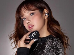 K-pop ster LISA draagt de Bose x LISA Ultra Open Earbuds en houdt het doosje vast. (Afbeeldingsbron: Bose)