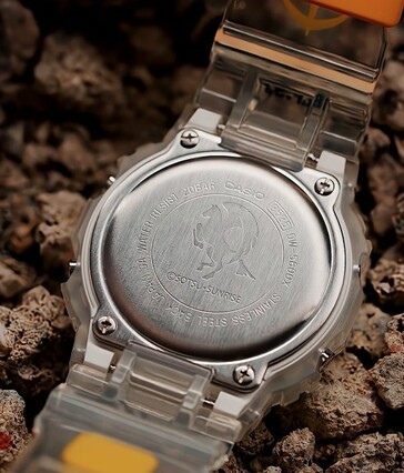 Schuine achterkant van de transparante G-Shock x Mobile Suit Gundam met het Pegasus-merk van de White Base-vloot gegraveerd op de achterkant van de kast.