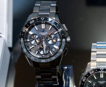 Het zwarte Casio Oceanus OCW-P3000-horloge, gezien vanaf de voorkant, met zijn DLC-gecoate kast, zwarte wijzerplaat en 24-uursring.