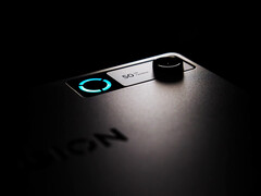 De Y700 Gen 5 gamingtablet heeft een interconnectiefunctie voor iOS-apparaten. Afgebeeld: een promofoto die een deel van de achterkant van de tablet laat zien.