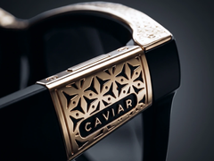 De nieuwe „Odyssey“-bril van Caviar is verkrijgbaar in goud of zilver.
