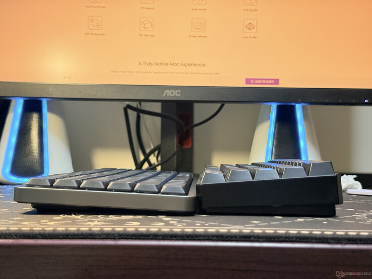 De Akko Air 01 naast een gewoon mechanisch toetsenbord