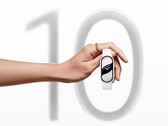 De Smart Band 10 kost €49,99 in de EU. Afgebeeld - een marketingafbeelding; een hand die de wearable vasthoudt met "10" op de achtergrond. (Afbeeldingsbron: Xiaomi)