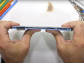 De Pixel 8 Pro heeft een stijver frame dan zijn voorganger. (Afbeeldingsbron: JerryRigEverything)