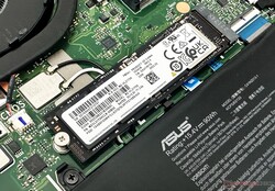 De Samsung PM9A1 NVMe SSD throttles zwaar onder constante belasting