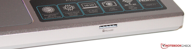 De geheugenkaartlezer bevindt zich aan de voorkant van het apparaat (MicroSD).
