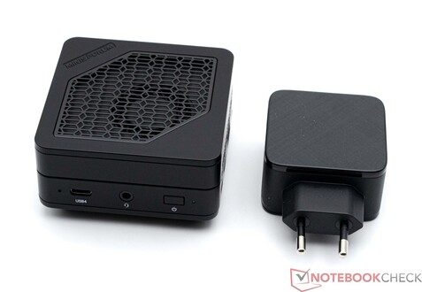 Minisforum Mercury-serie EM780 en de 65-watt adapter