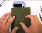 Google Pixel 10 Pro XL: Het eerste Android vlaggenschip van een grote fabrikant met geïntegreerde magneten, onthuld in een duurzaamheidstest. (Afbeeldingsbron: JerryRigEverything)