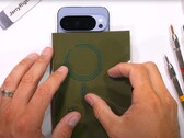 Google Pixel 10 Pro XL: Het eerste Android vlaggenschip van een grote fabrikant met geïntegreerde magneten, onthuld in een duurzaamheidstest. (Afbeeldingsbron: JerryRigEverything)