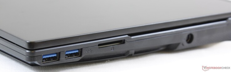 Rechterkant: SD kaartlezer, 2x USB 3.1, stroomadapter