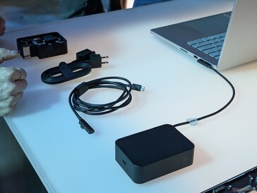 De magnetische USB-C-kabel is omkeerbaar, waarbij slechts één uiteinde magnetisch is. Het magnetische uiteinde kan op de AC-adapter worden aangesloten om als universele USB-C-oplader voor andere apparaten te dienen