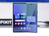 de teardown van iFixit geeft aan dat de Samsung Galaxy Z Fold 7 zeer moeilijk te repareren is. (Afbeeldingsbron: iFixit)
