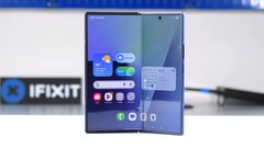de teardown van iFixit geeft aan dat de Samsung Galaxy Z Fold 7 zeer moeilijk te repareren is. (Afbeeldingsbron: iFixit)