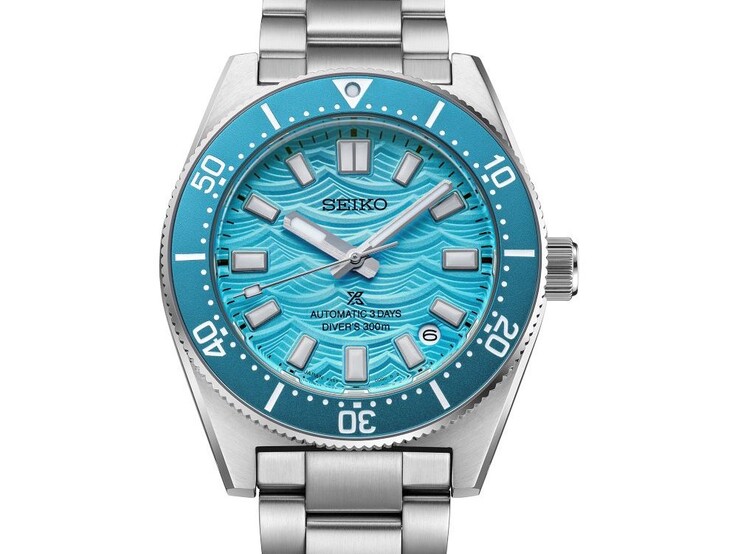 Vooraanzicht van de Prospex 1965 Heritage Diver HBC011 met de Daytime Blue-wijzerplaat met golfpatroon.