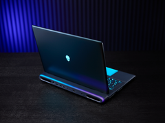 De Alienware 18 Area-51 gaming-laptop, afgebeeld op een tafel tegen een zwak verlichte achtergrond. (Afbeeldingsbron: Dell)