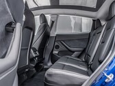 Achterbank van een Tesla Model Y. De automaker zal de functie voor detectie van de aanwezigheid van kinderen naar meer modellen brengen (Afbeelding bron: MotorTrends)