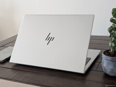 EliteBook 8 G1a 16 presteert ongeveer hetzelfde als het oudere EliteBook 865 G10-model als het gaat om onbewerkte processorprestaties (Afbeelding bron: Notebookcheck)