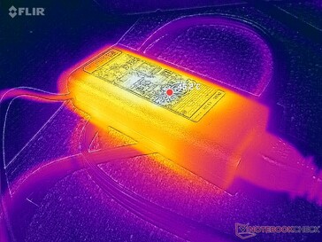 De netadapter bereikt een temperatuur van meer dan 45 °C bij zware belasting