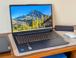 De 15-inch Lenovo IdeaPad Slim 3i is een zeer degelijke laptop voor mediaconsumptie