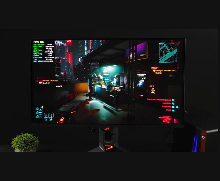 Een monitor waarop Cyberpunk 2077 gameplay wordt weergegeven die draait op de Intel Arc Pro B50 GPU. (Afbeeldingsbron: ETA Prime via YouTube)