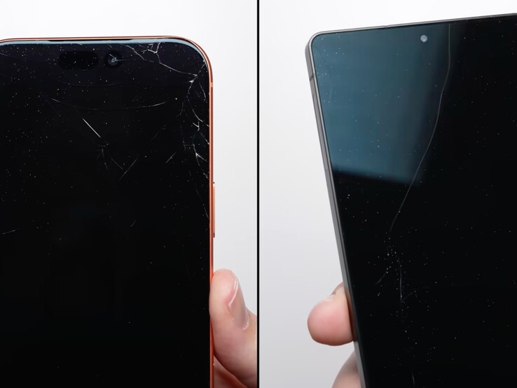 Voorkant van de iPhone 17 Pro Max (links) en Galaxy S25 Ultra (rechts) na een valtest van 1 meter. (Afbeeldingsbron: PhoneBuff op YouTube, screenshot)