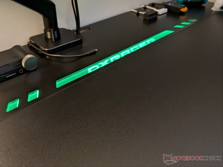 Het DXRACER-logo licht op dankzij de RGB-strip aan de onderkant.