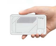 De Tiiny AI Pocket Lab mini PC heeft 80 GB LPDDR5X-geheugen en een 12-core ARM CPU. (Afbeelding bron: Tiiny AI, bewerkt) 