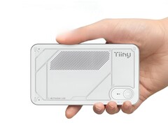 De Tiiny AI Pocket Lab mini PC heeft 80 GB LPDDR5X-geheugen en een 12-core ARM CPU. (Afbeelding bron: Tiiny AI, bewerkt) 